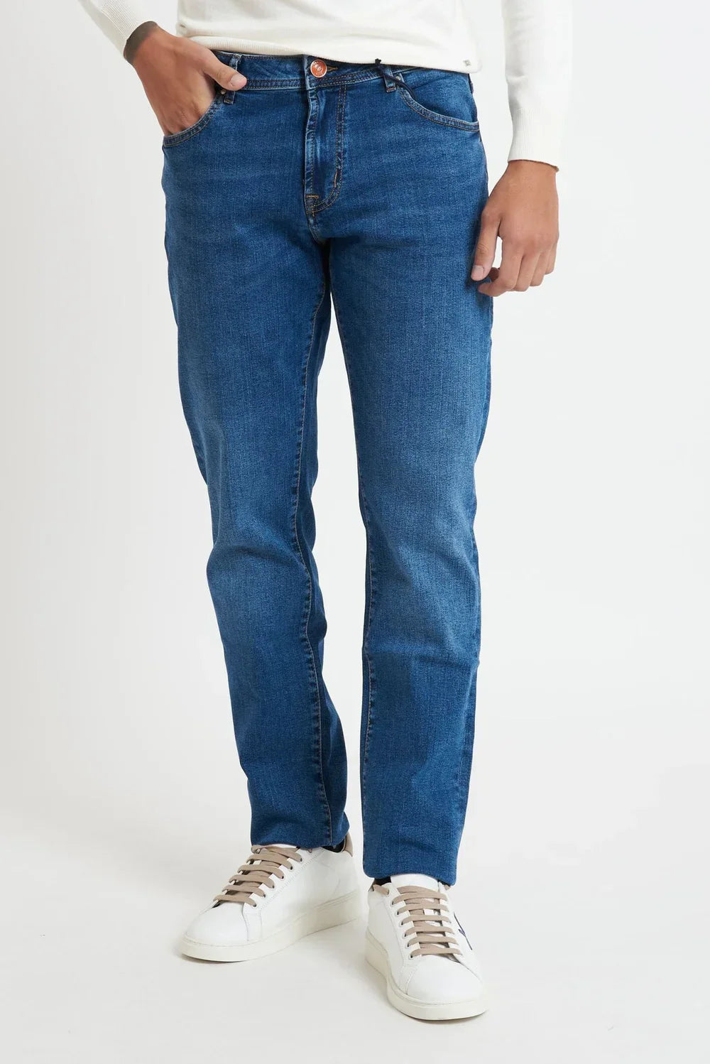 Jeans uomo denim chiaro a cinque tasche, vestibilità regular, mostrati su modello.
