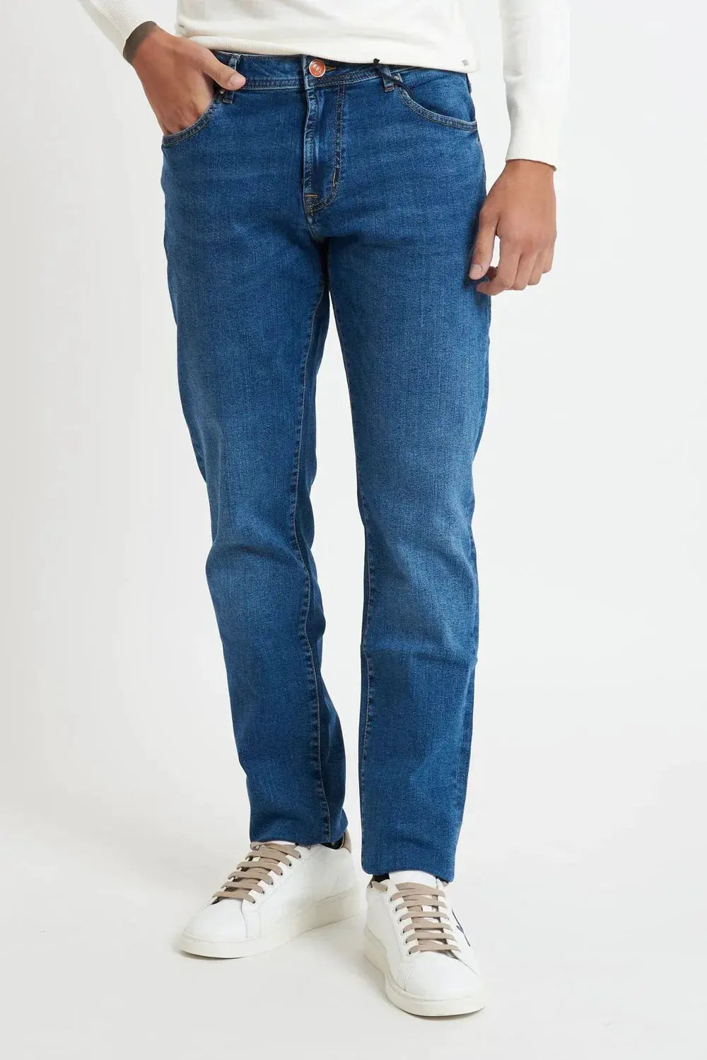 Jeans uomo denim chiaro a cinque tasche, vestibilità regular, mostrati su modello.