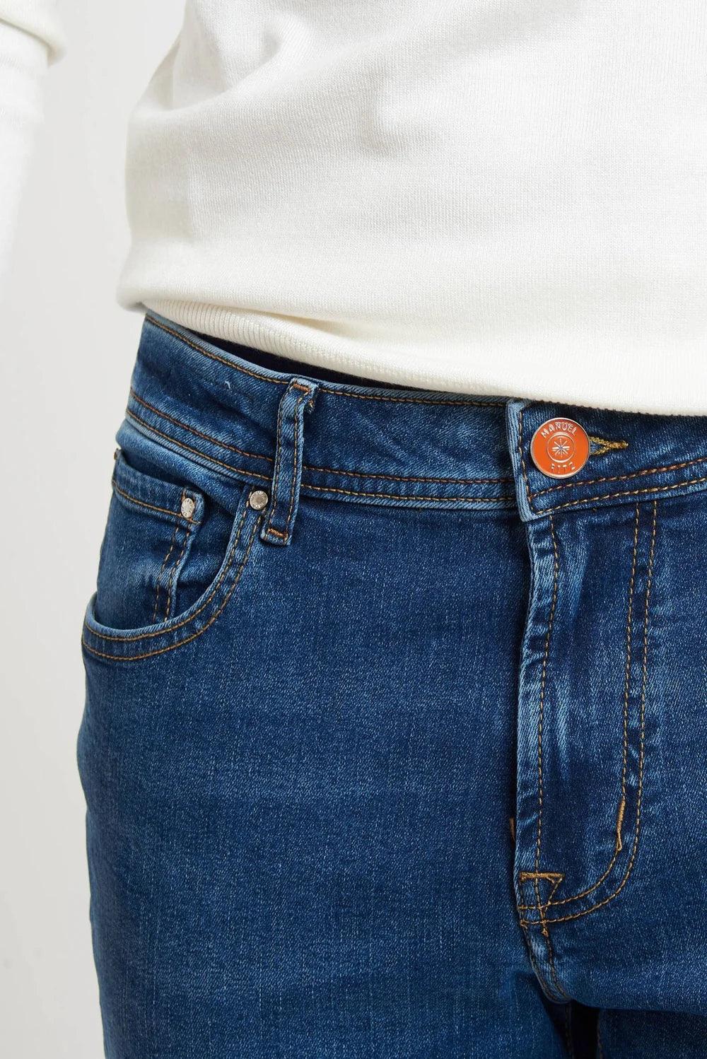 Jeans uomo denim blu chiaro a vita media con cuciture a contrasto e bottone arancione