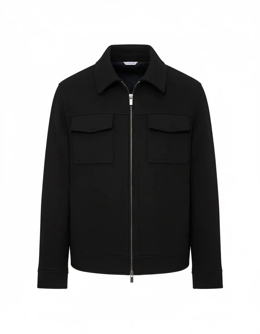 Giaccone uomo nero con zip, tasche frontali, stile casual ed elegante.