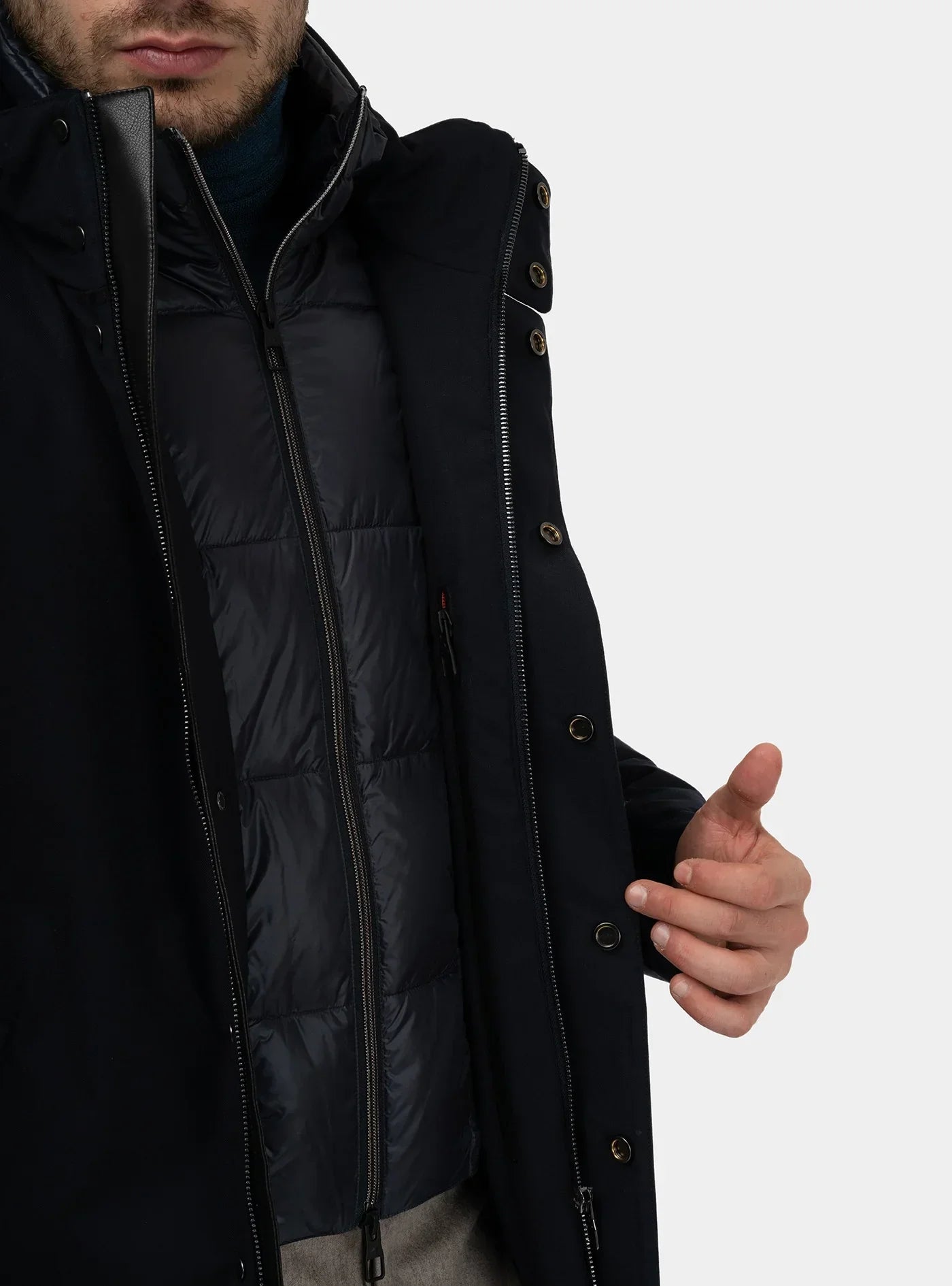 Dettaglio uomo con trench blu e giubbotto imbottito, abbigliamento elegante uomo