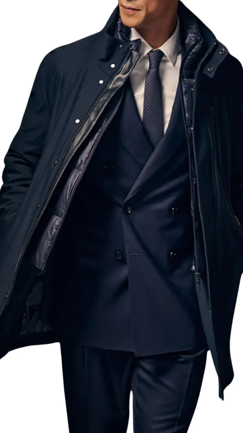 Uomo elegante con trench blu scuro sopra abito sartoriale e cravatta, abbigliamento uomo