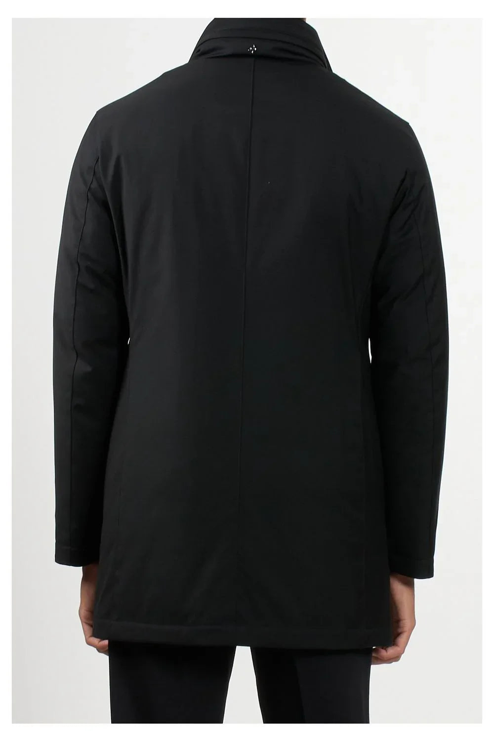 Trench uomo nero elegante, vista posteriore, abbigliamento uomo autunno inverno