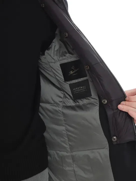 Dettaglio interno giacca imbottita uomo con fodera grigia e tasca interna elegante.