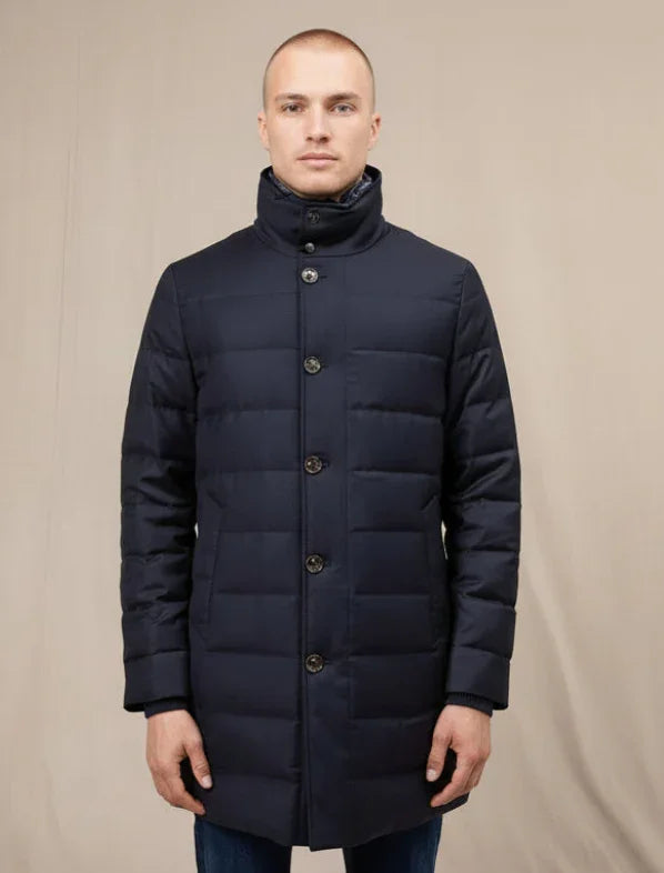 Trench uomo blu imbottito con bottoni, stile elegante, moda invernale.