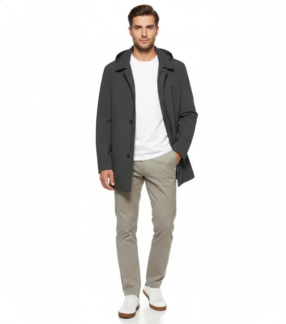 Modello uomo con trench impermeabile grigio grafite, pantaloni beige e sneakers bianche