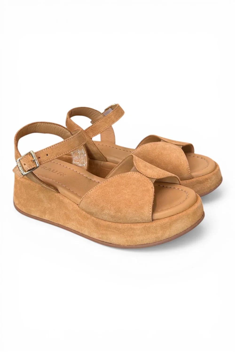 Sandali donna in camoscio beige con zeppa bassa e cinturino alla caviglia.