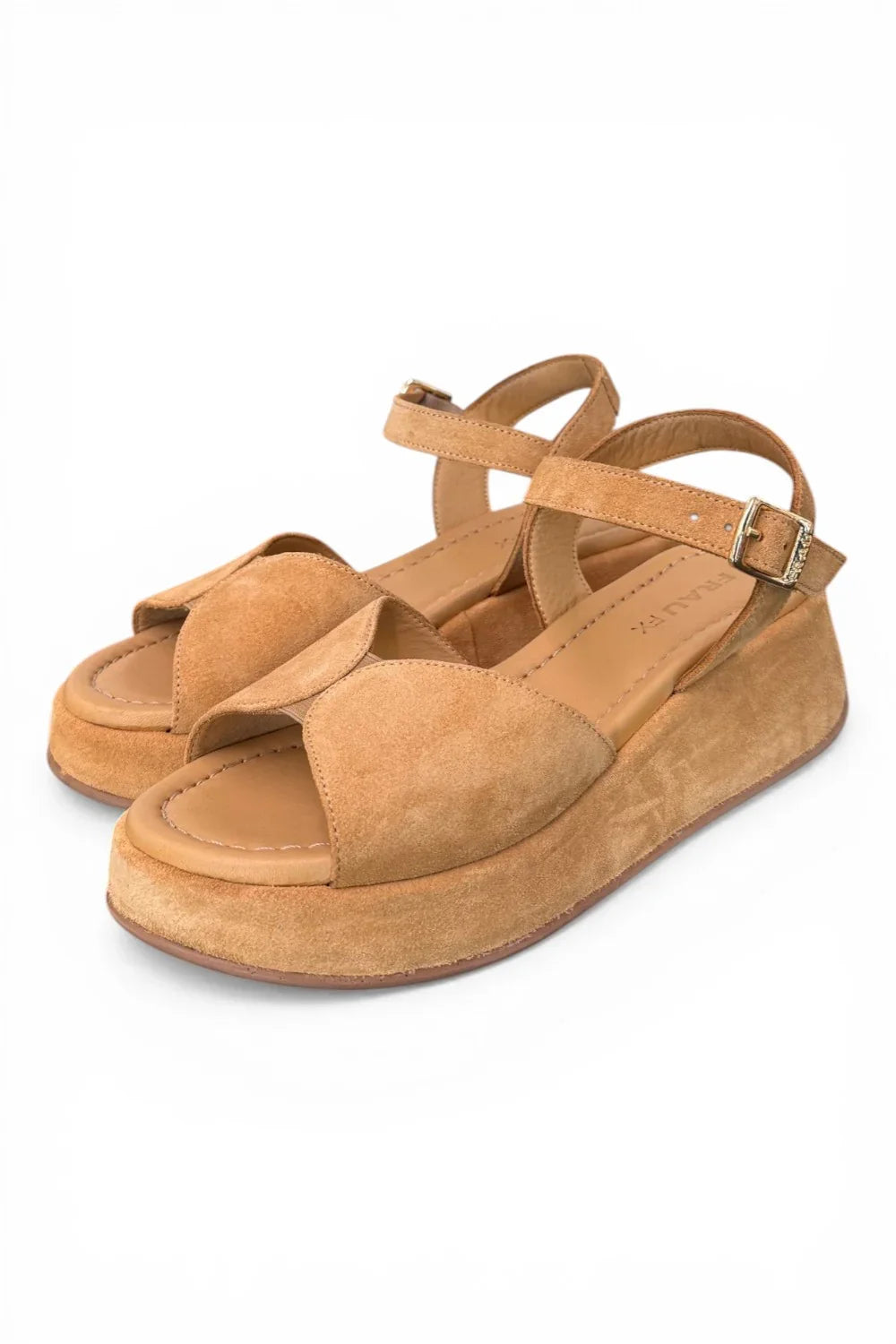 Sandali donna in camoscio beige con zeppa, cinturino e fibbia, stile casual elegante.