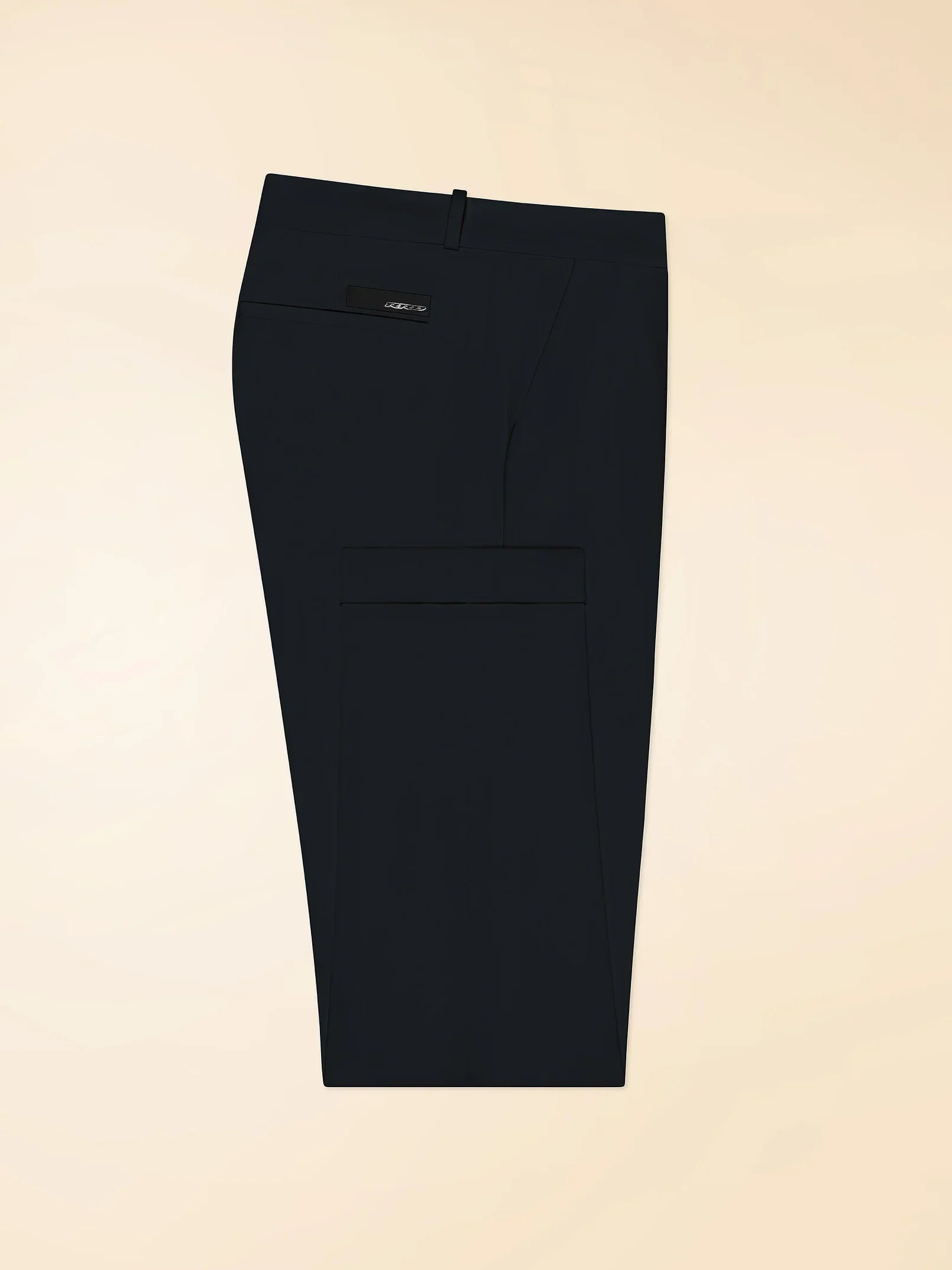 Pantalone uomo blu scuro elegante con tasche laterali, stile classico, fondo beige.