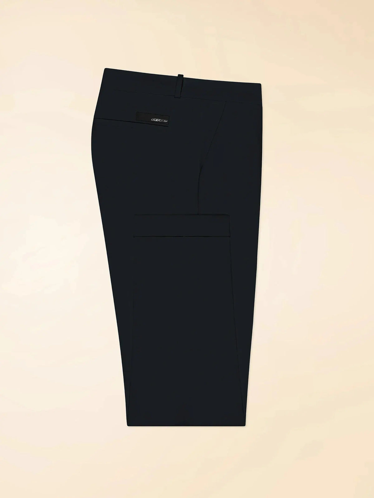 Pantalone uomo blu scuro elegante con tasche laterali, stile classico, fondo beige.