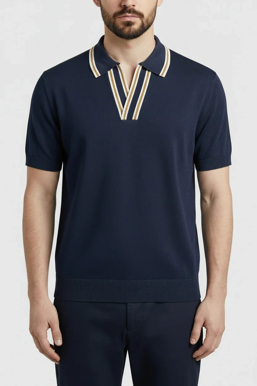 Polo uomo blu con collo a V e inserti beige, moda elegante casual abbigliamento uomo.