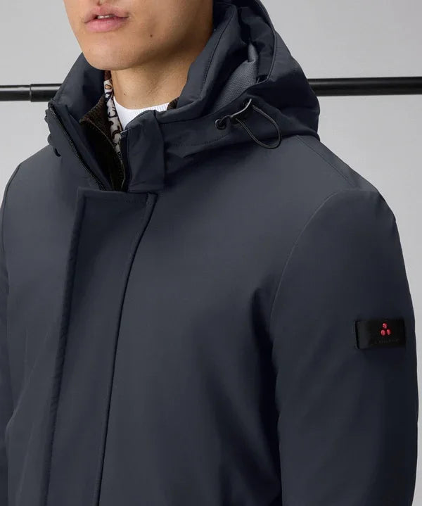 Trench uomo blu scuro in tessuto tecnico con cappuccio, dettaglio patch su manica