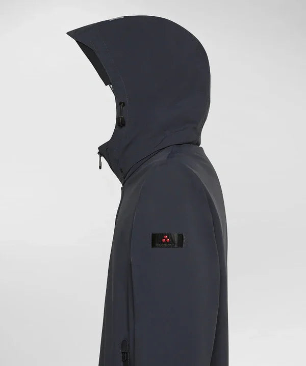 Trench blu uomo in tessuto tecnico con cappuccio, impermeabile e antivento, profilo laterale
