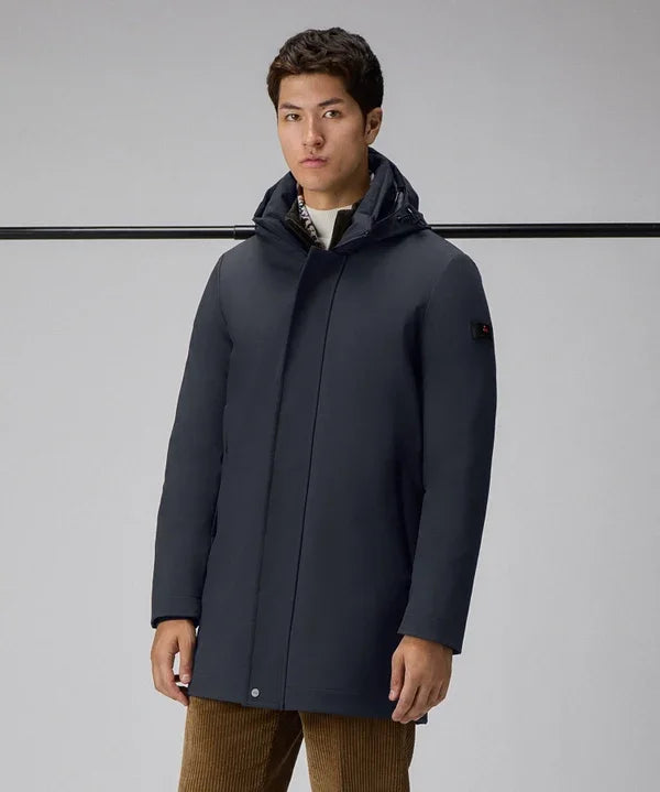 Modello indossa trench blu da uomo in tessuto tecnico antipioggia e antivento con cappuccio.