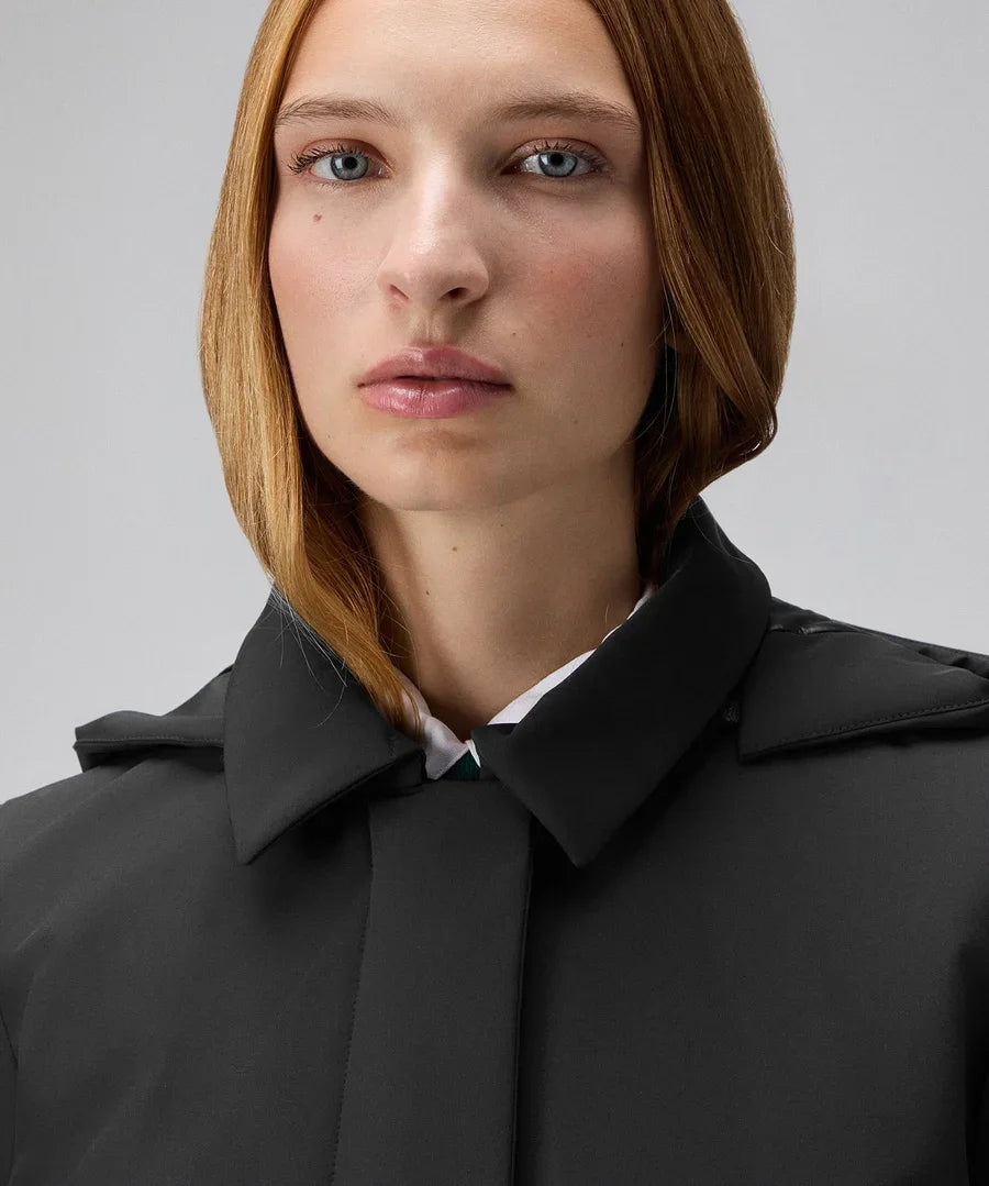 Donna con trench nero dal taglio slim, collo classico, abbigliamento elegante donna.