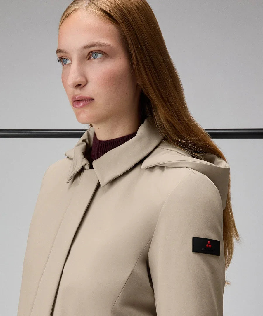 Giacca trench donna beige dal fit slim con cappuccio, look elegante e moderno