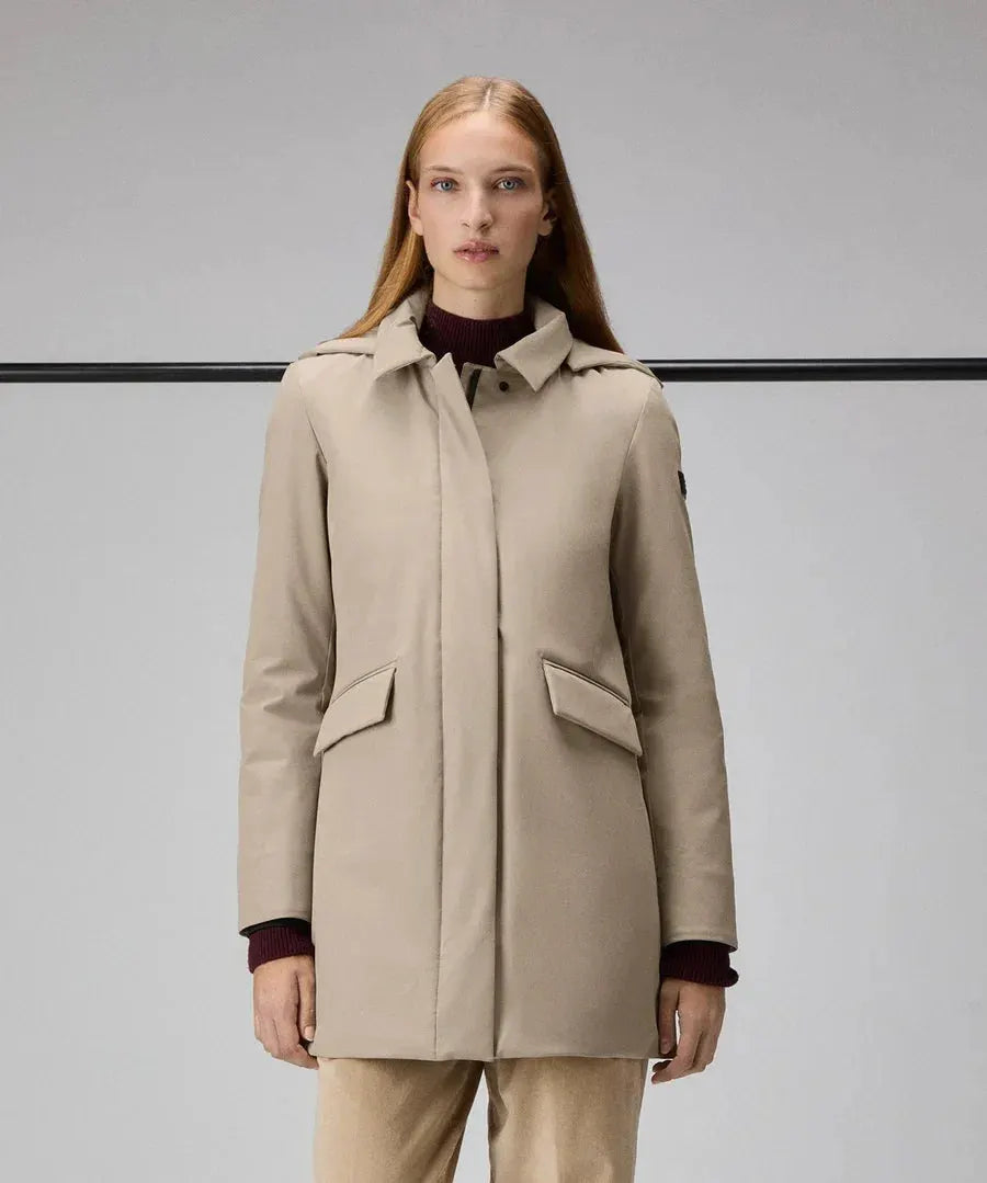 Modella indossa trench donna beige dal fit slim, giacca elegante autunno inverno.