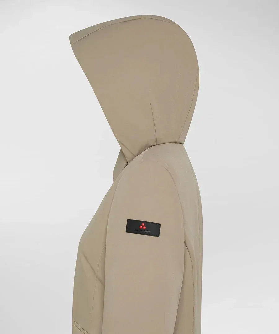 Trench beige da donna con cappuccio, fit slim, dettaglio logo sulla manica