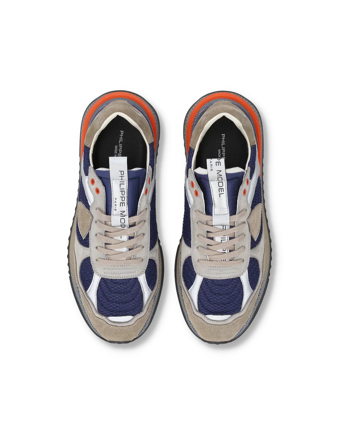 Sneakers uomo blu e grigio con dettagli arancioni, stile sportivo, viste dall’alto