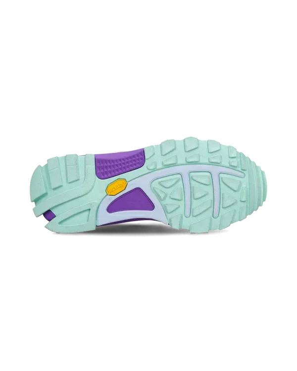 Suola di sneaker donna con dettagli verde menta e viola, battistrada antiscivolo, logo giallo.