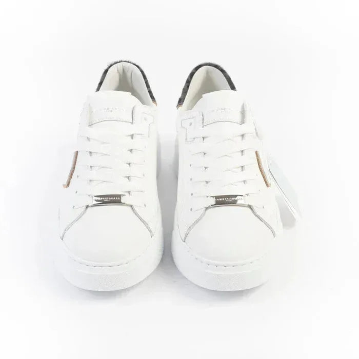 Sneakers bianche da donna con dettagli leopardati e blu sul tallone, vista frontale