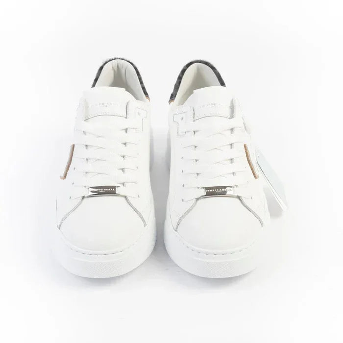 Sneakers bianche da donna con dettagli leopardati e blu sul tallone, vista frontale