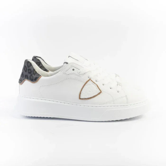 Sneaker bianca da donna con dettagli animalier leopardati e inserti blu sul tallone