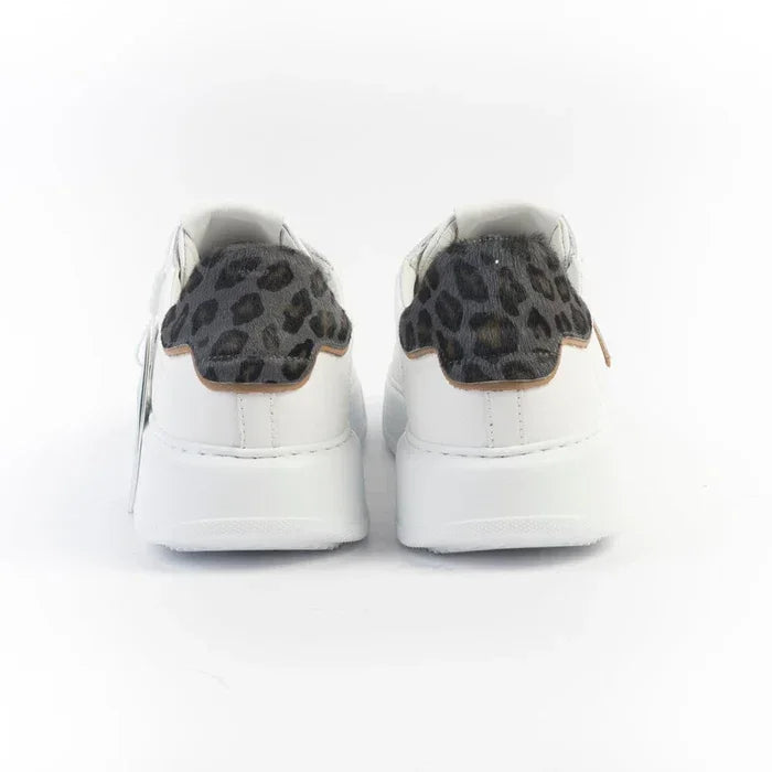 Sneakers bianche da donna con dettaglio leopardato sul tallone, vista posteriore