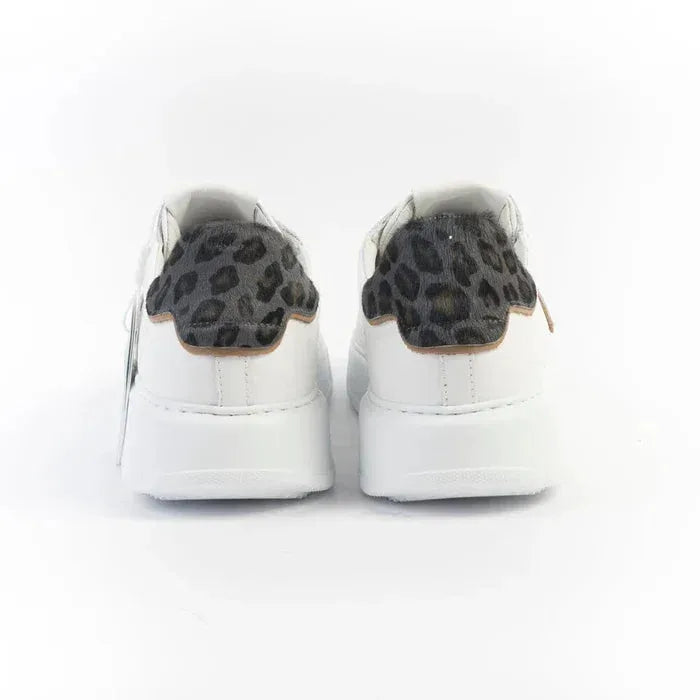 Sneakers bianche da donna con dettaglio leopardato sul tallone, vista posteriore