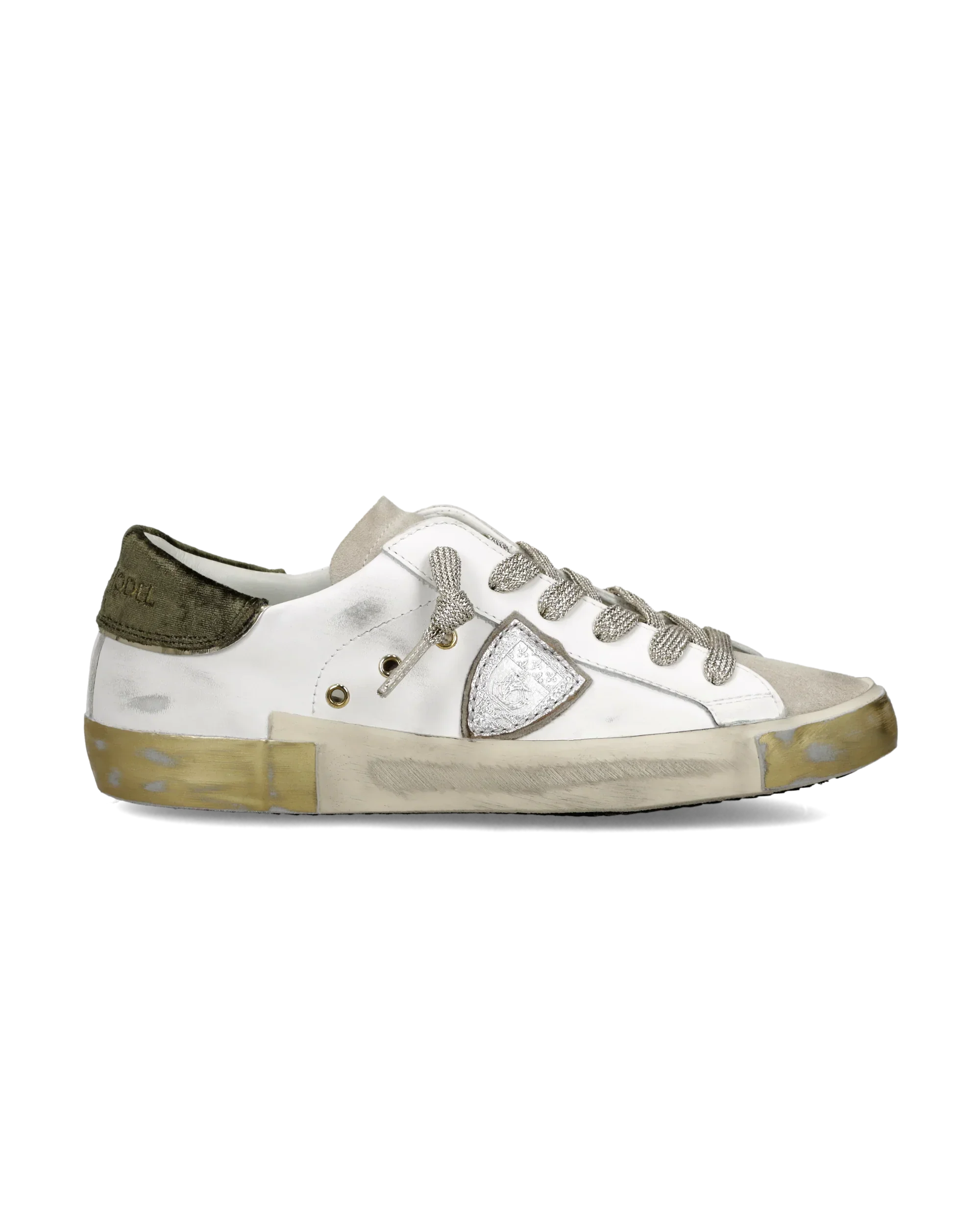 Sneaker bassa uomo bianca con dettagli militari, suola vintage e lacci grigi a contrasto
