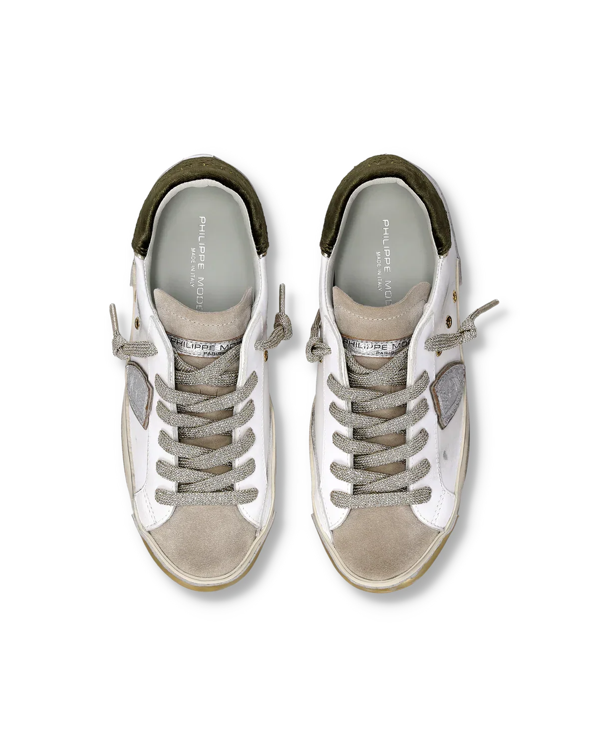 Sneakers bianche e beige con dettagli militari e lacci grigi, viste dall'alto