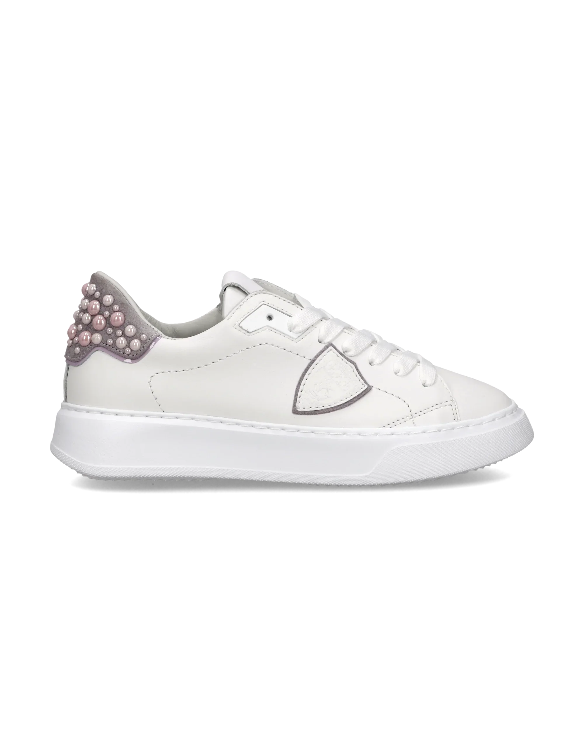 Sneaker da donna bianca con dettagli rosa e perle decorative sul tallone