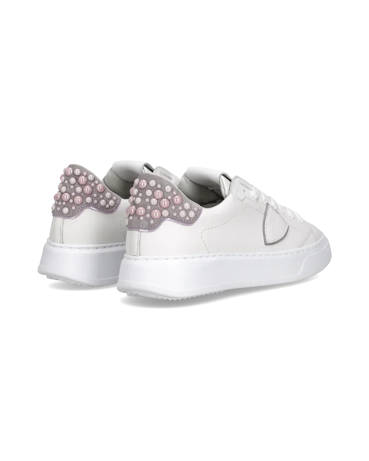 Sneaker donna bianca con tallone rosa e perle decorative, suola spessa, stile moderno