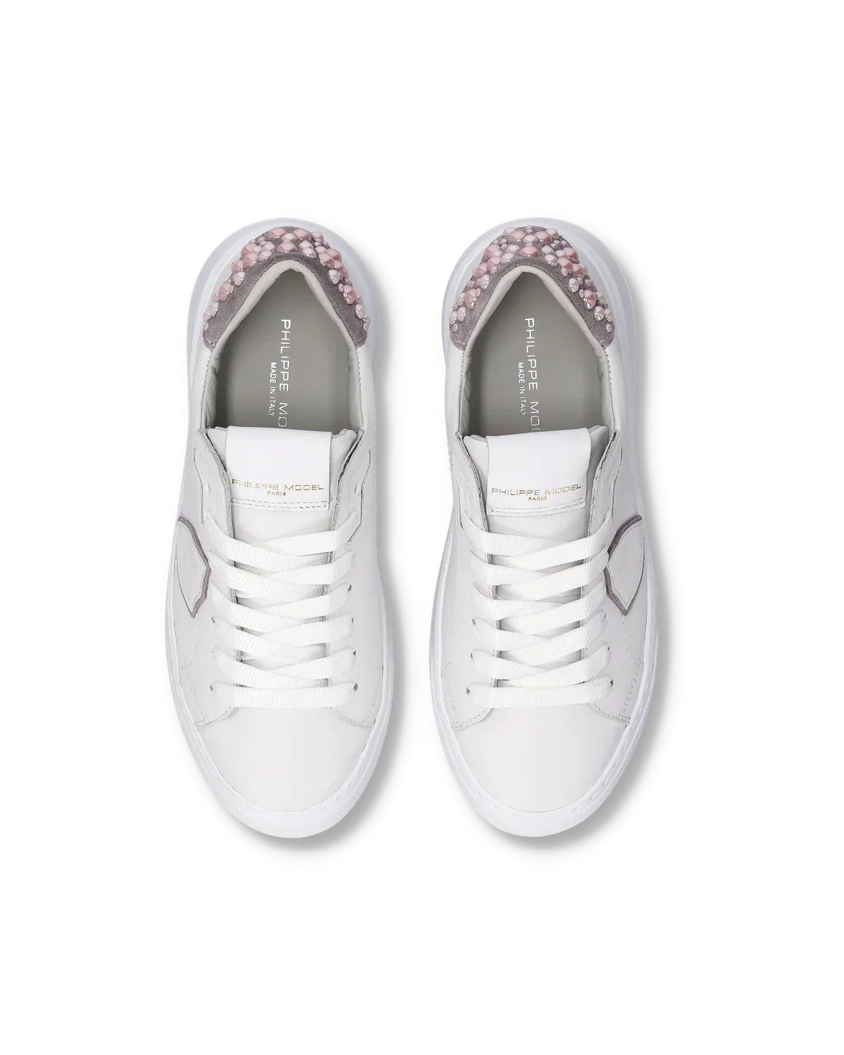 Sneakers donna bianche con dettagli rosa e perle, vista dall'alto, stile moderno