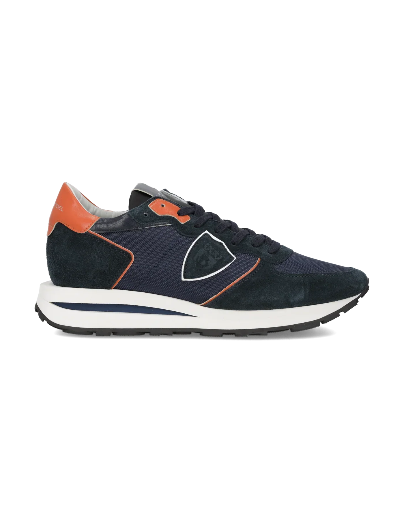 Sneaker uomo blu e arancione con dettagli in suede e tessuto, suola bianca e profilo sportivo.