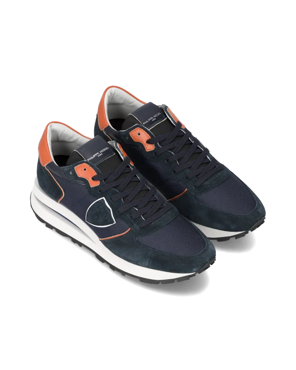 Sneakers uomo blu con dettagli arancioni, suola bianca e tomaia in tessuto e pelle.