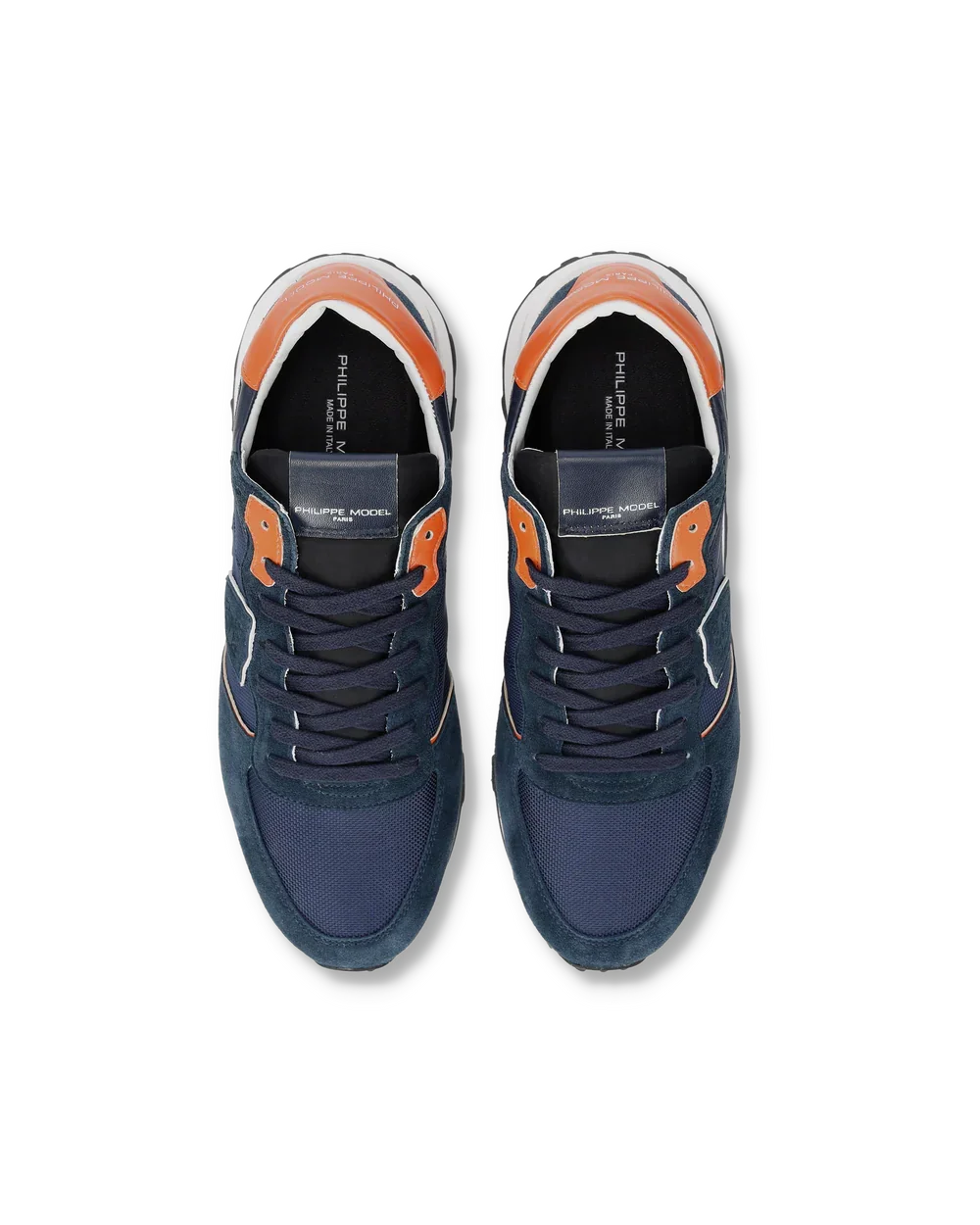 Sneakers uomo blu con dettagli arancioni, vista dall'alto, stile casual sportivo.