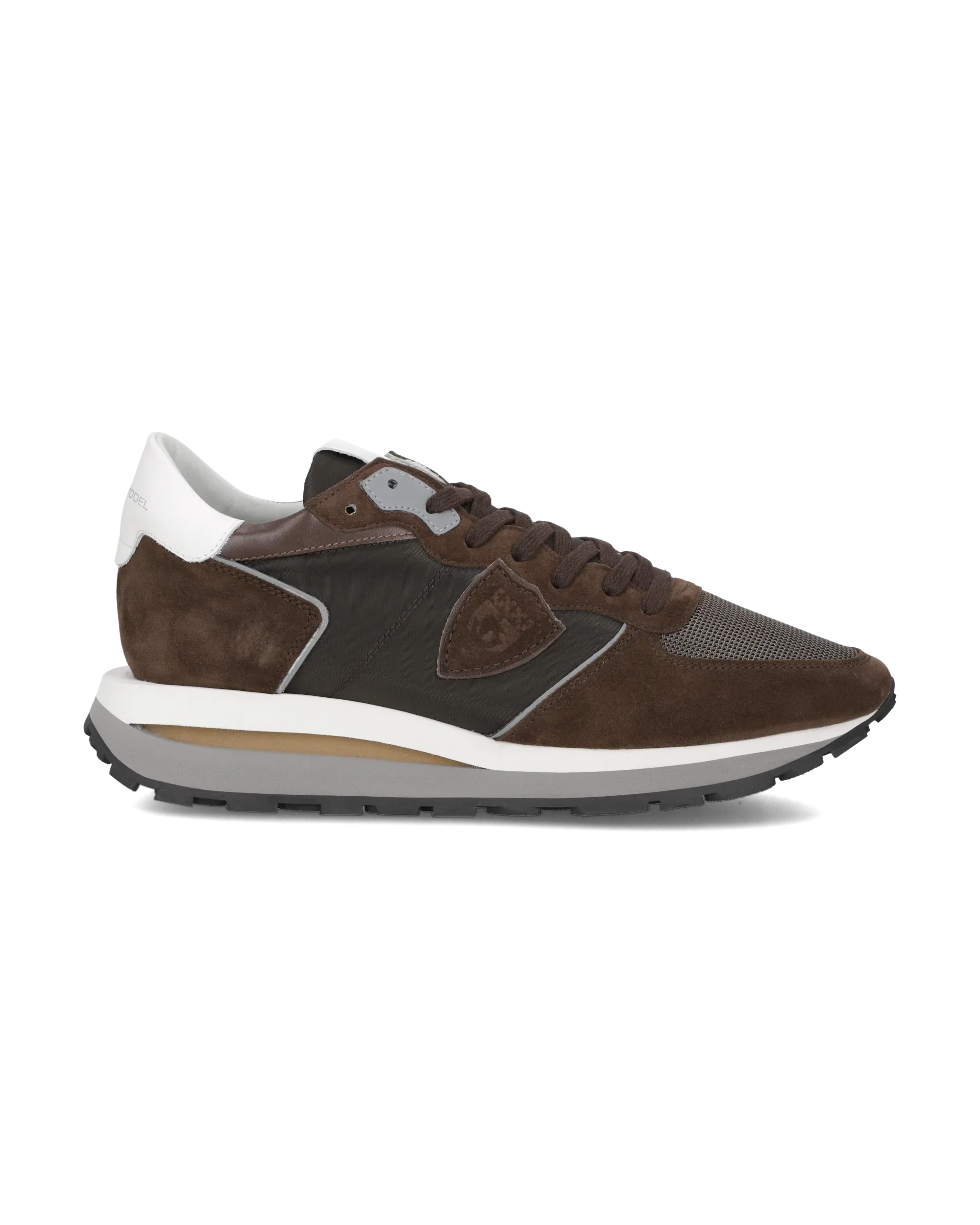 Sneaker bassa uomo marrone in pelle e suede con dettagli bianchi, stile casual elegante.