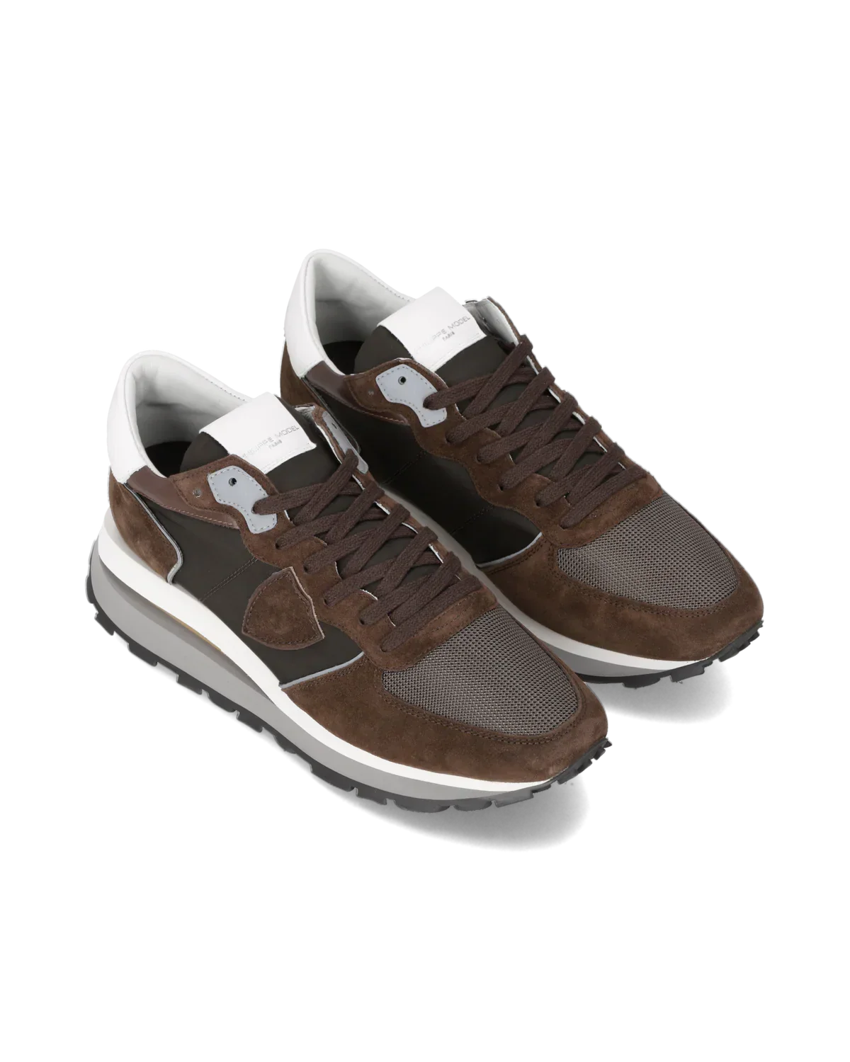 Sneakers uomo marroni in pelle e tessuto, suola bianca, stile casual elegante.