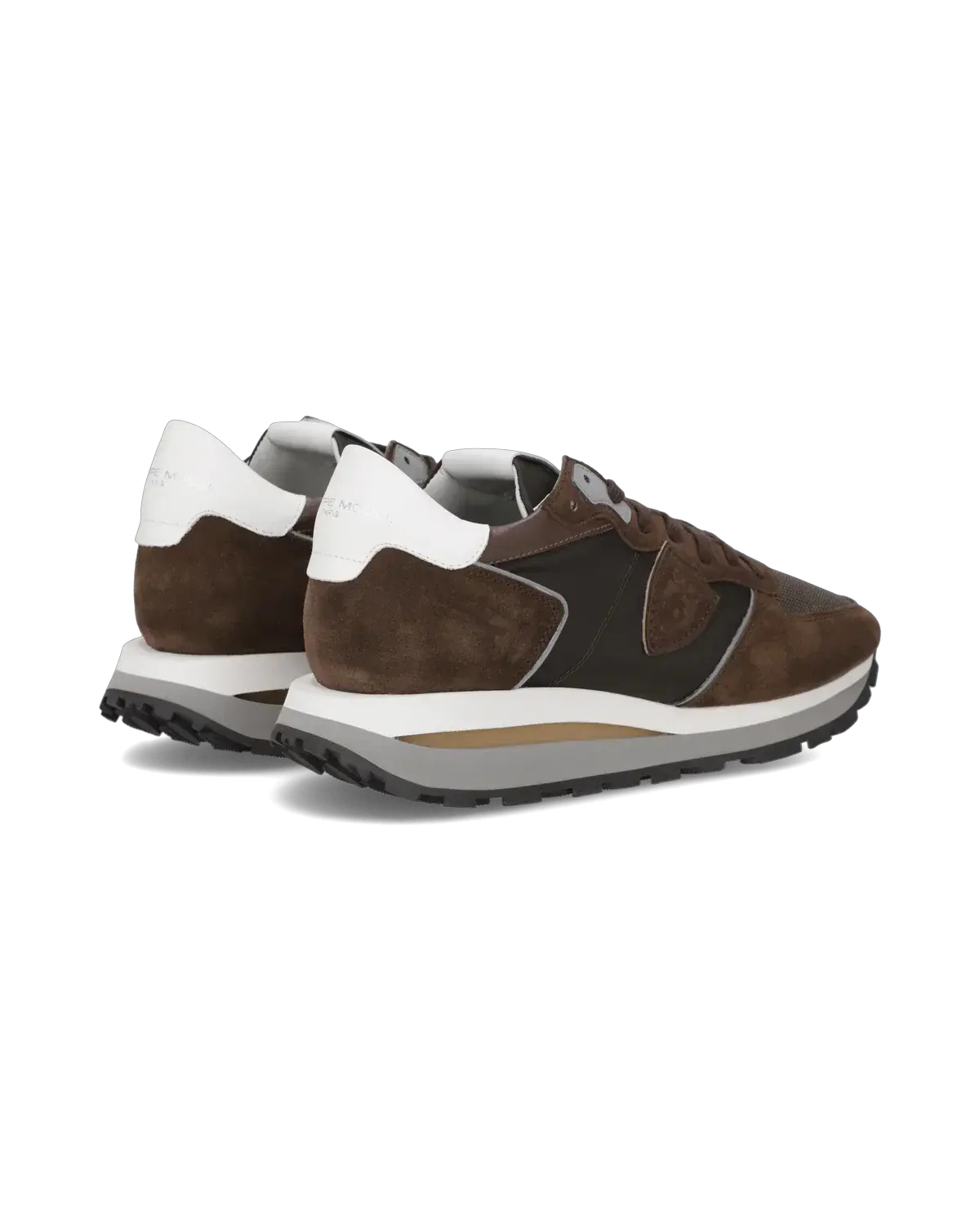 Sneakers uomo marroni in suede con dettagli bianchi, suola spessa, stile casual elegante.