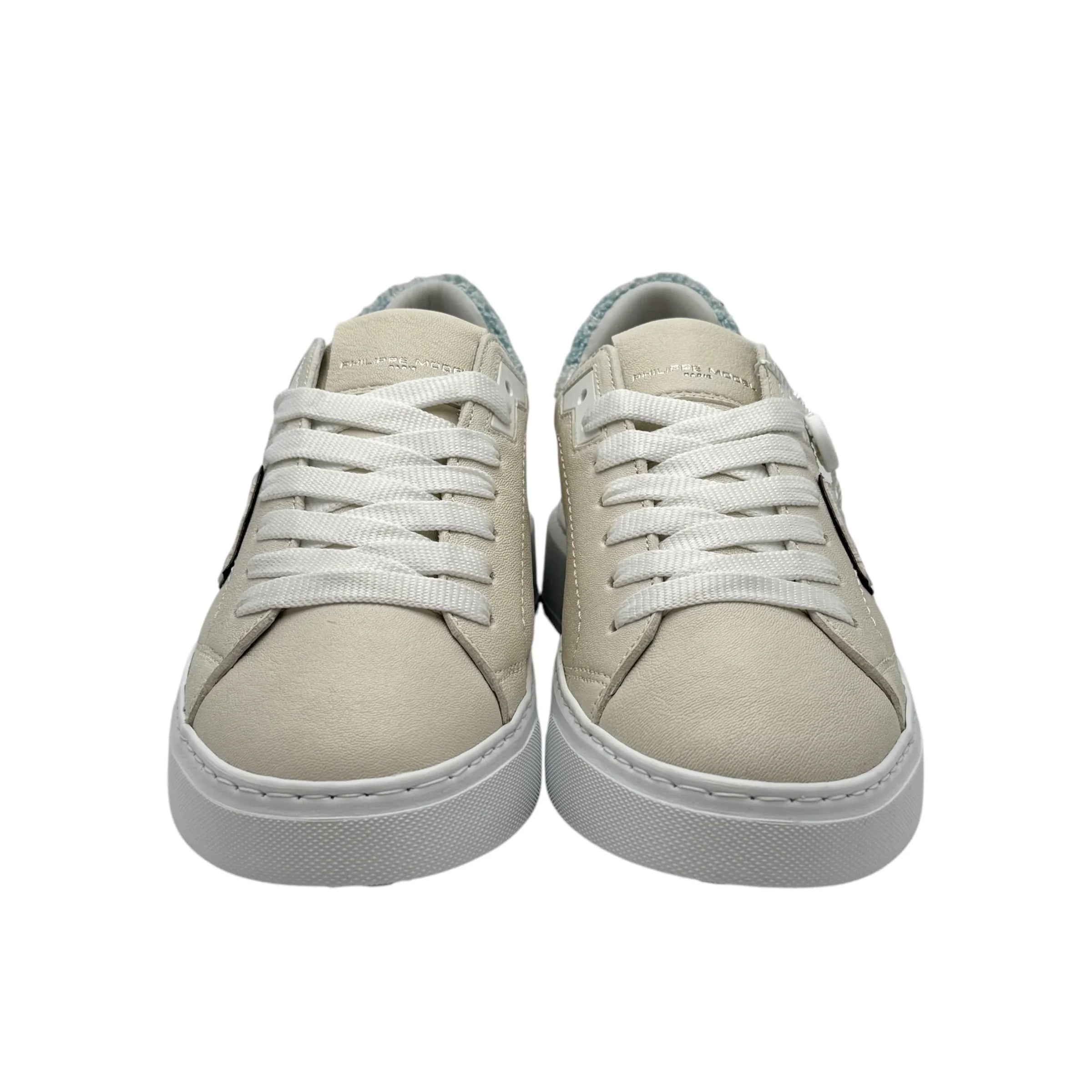 Sneakers donna bianche con suola piatta e lacci bianchi, vista frontale