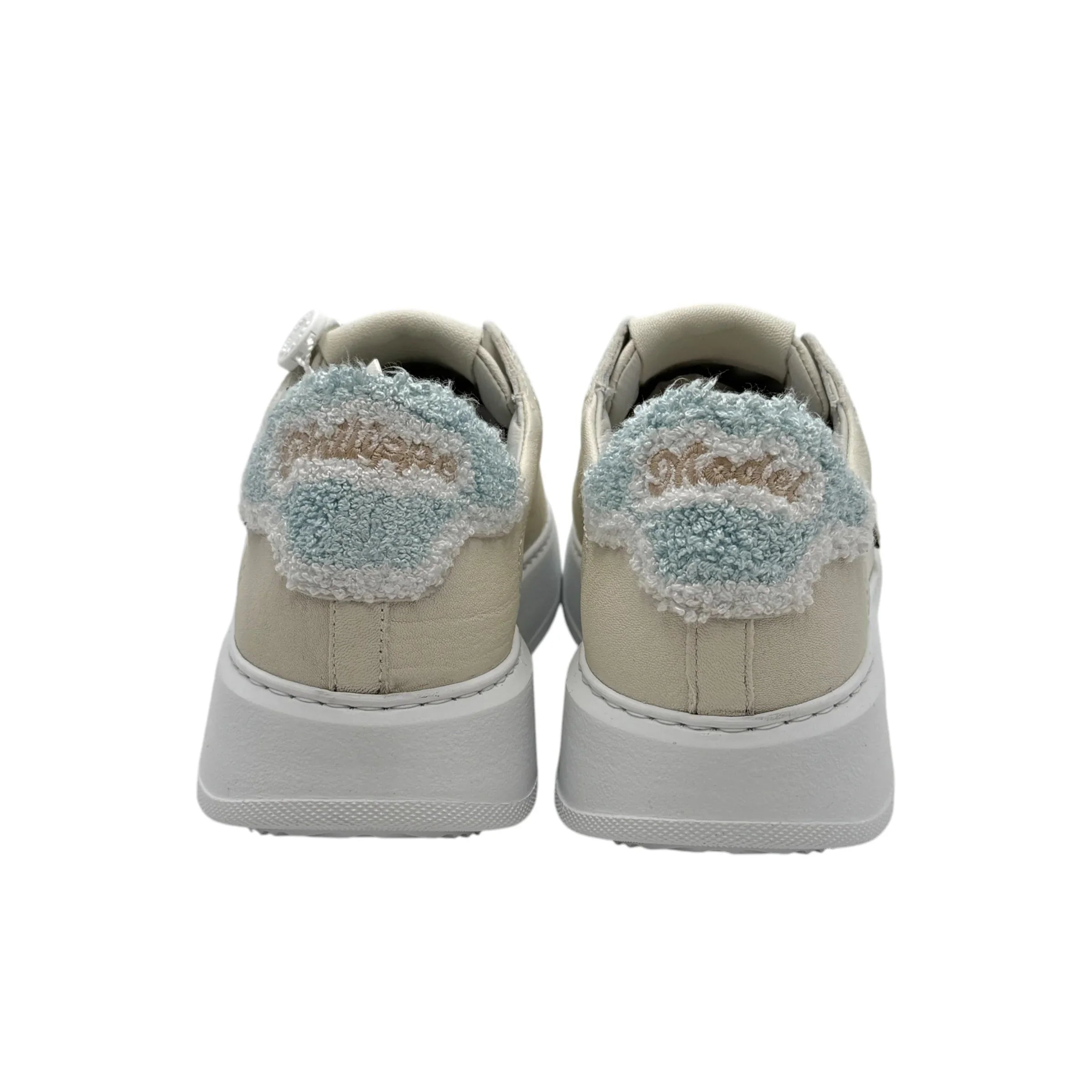 Sneakers donna beige con dettagli in tessuto celeste sul tallone, suola bianca platform.