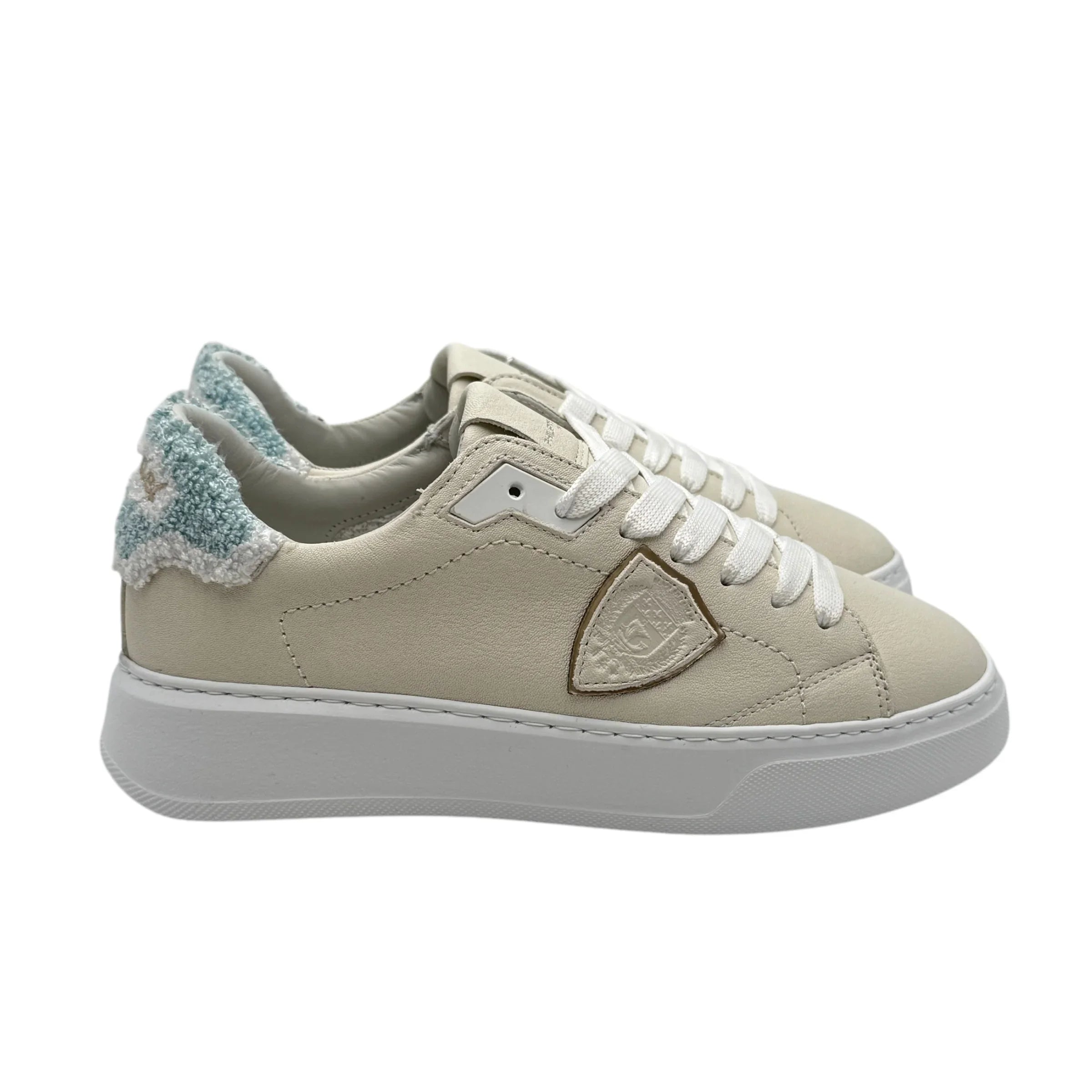 Sneaker donna beige con suola bianca, dettaglio in spugna azzurra sul tallone.