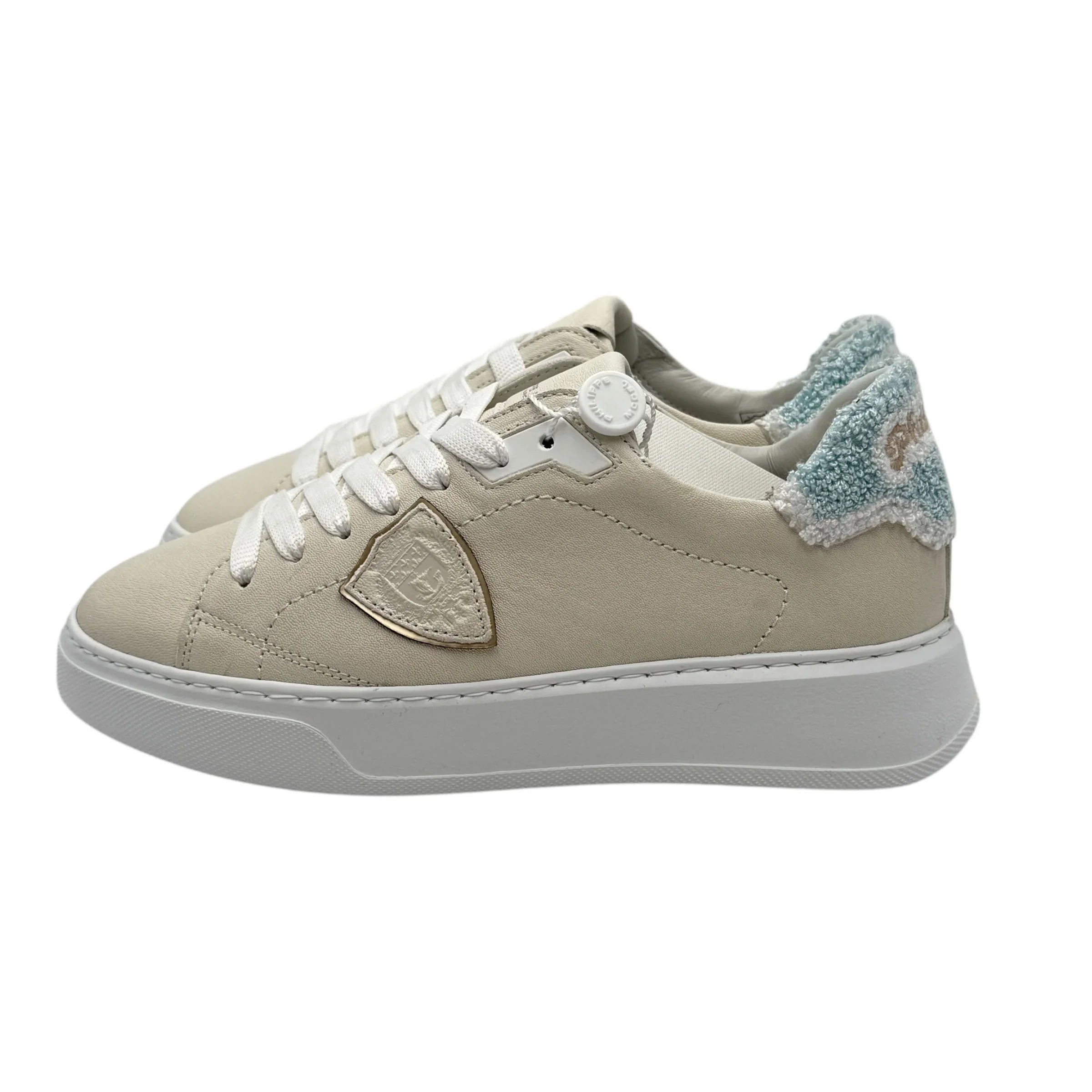 Sneaker donna beige con dettagli azzurri e suola bianca, stile casual moderno.