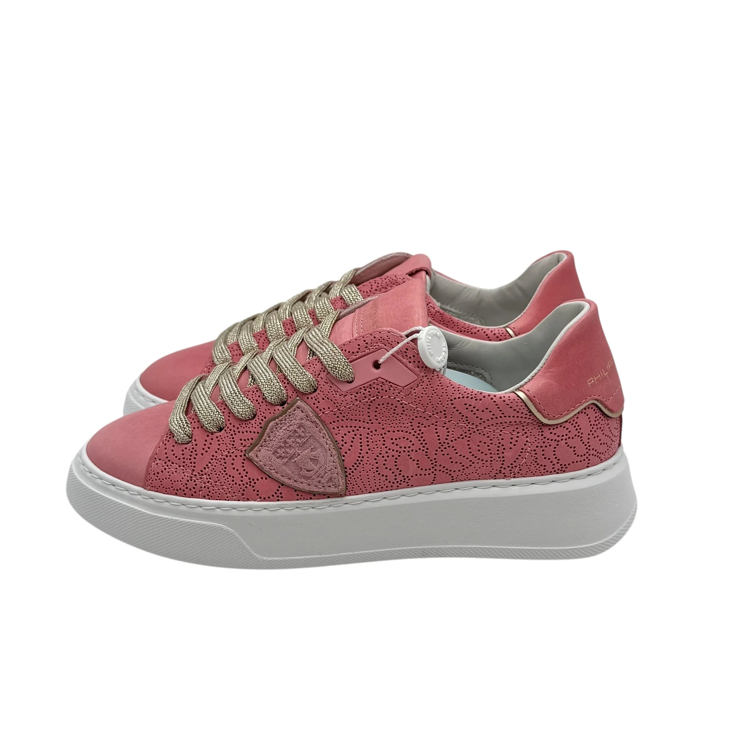 Sneaker donna rosa in pelle traforata con suola bianca e dettagli oro, modello casual.