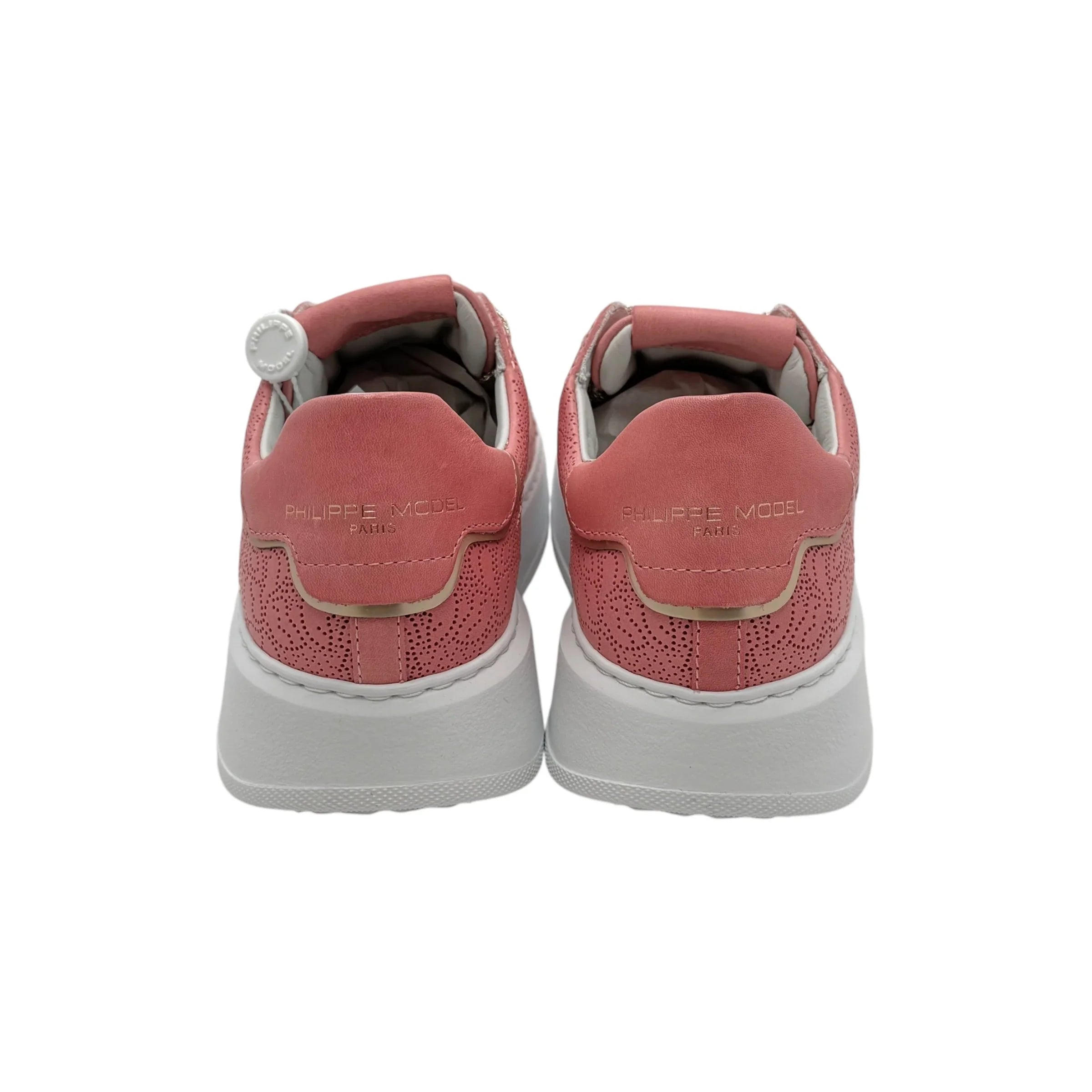 Sneakers donna rosa in pelle con suola bianca, dettaglio traforato e logo dorato sul tallone