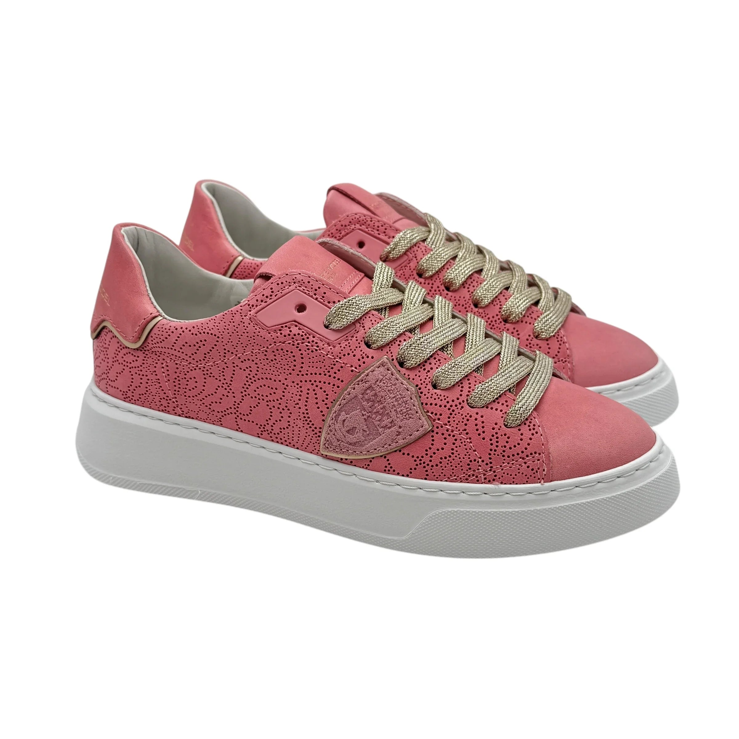 Sneakers donna rosa con dettagli traforati, suola bianca e lacci beige, stile casual.