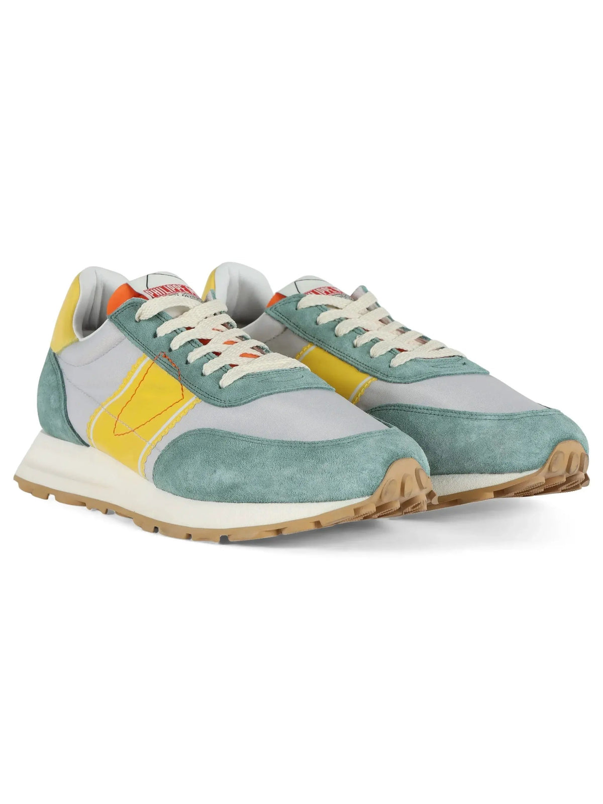 Sneakers uomo in suede verde salvia, dettagli gialli e arancioni, suola beige, stile casual