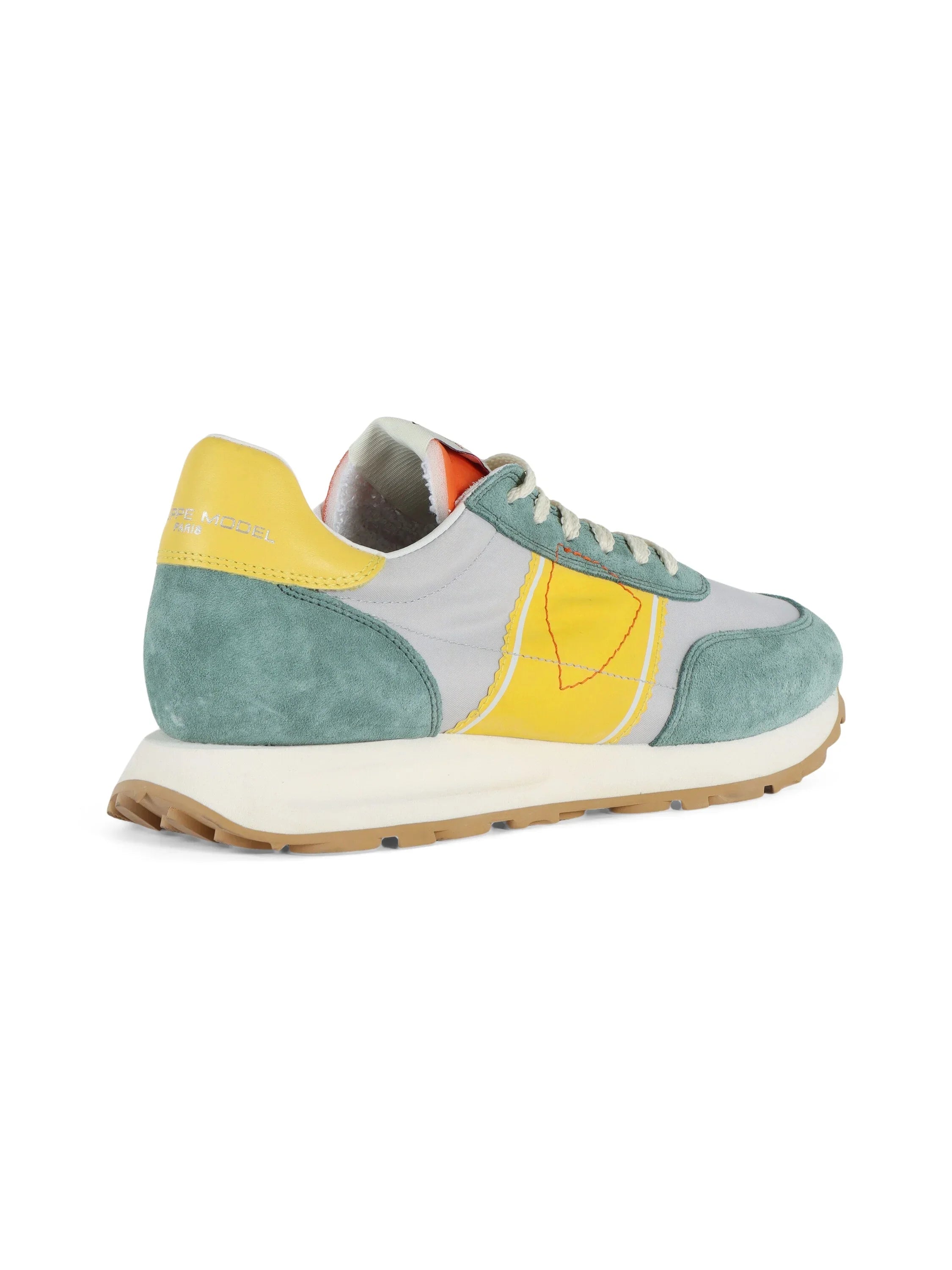 Sneaker bassa uomo in suede verde, pelle grigia e dettagli gialli, suola beige, stile casual.