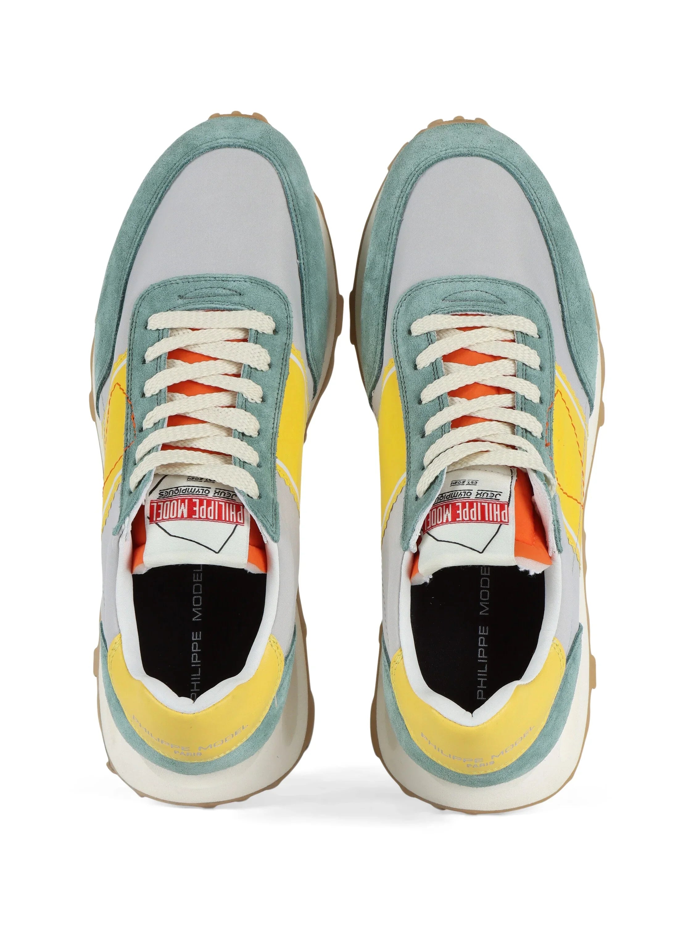 Sneakers uomo multicolore con dettagli gialli, arancioni e verdi, vista dall'alto.